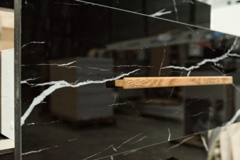 Тумба "АФРИКА 60" Черный мрамор/Дуб Вотан подвесная С РАКОВИНОЙ  COMO 60 (6122) #WF_CITY_VIN# картинка